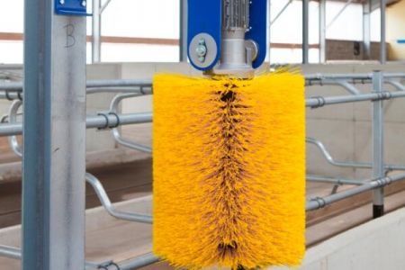 選傲群牛體刷廠家定制，為奶牛健康與養(yǎng)殖效益雙重賦能