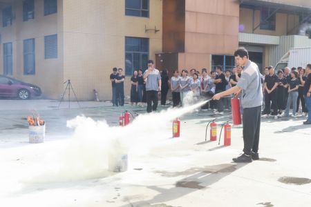 傲群刷業(yè)消防實戰(zhàn)演練:安全基因筑牢智造根基 傲群刷業(yè)消防實戰(zhàn)演練:安全基因筑牢智造根基